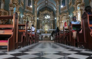 Reuniões de até 50 pessoas e eventos religiosos com 25% da capacidade voltam a ser permitidos na Bahia
