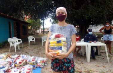 Assembleia Legislativa do Ceará faz doação de alimentos a comunidade carente de Fortaleza