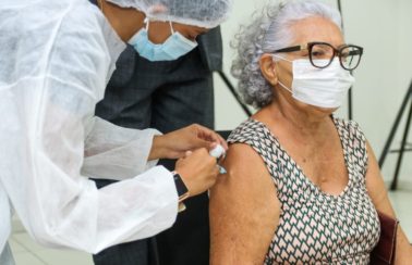 Juiz determina que governo do Piauí direcione 20 mil doses de vacina contra Covid para idosos