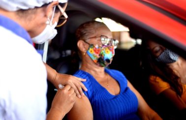 Vacinação de 1ª dose contra a Covid deve ser retomada neste sábado (17) em Salvador
