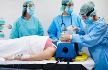 Quase mil cidades temem falta de remédios do kit intubação, diz CNM