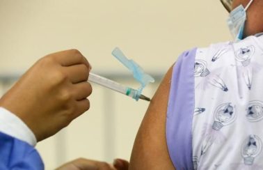 Fortaleza aguarda cerca de 50 mil doses para vacinar pessoas de 60 anos contra Covid-19