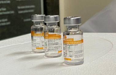 Três dias após receber novas doses, Natal volta a suspender aplicação da Coronavac por falta de vacina