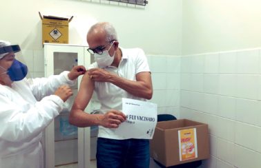Prefeito de Aracaju Edvaldo Nogueira recebe a primeira dose de vacina contra a Covid-19