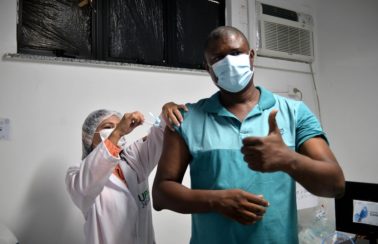 Salvador inicia vacinação de trabalhadores da Educação nesta quarta (21)