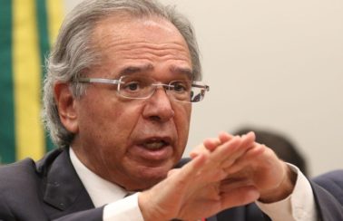 Apenas gastos emergenciais ligados à pandemia ficarão fora do teto, diz Guedes