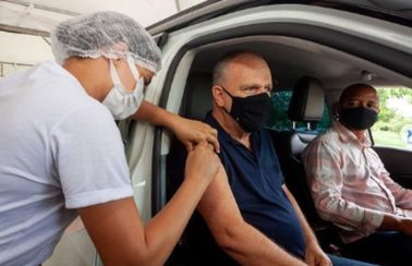 Governador de Sergipe é vacinado contra a Covid-19 em Aracaju