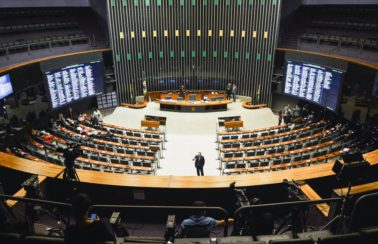 Câmara aprova projeto que prorroga auxílio emergencial para profissionais do setor cultural