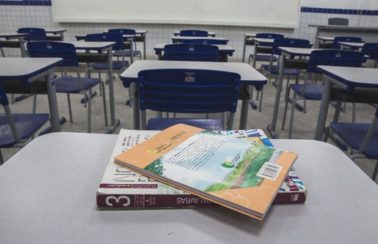 Projeto de lei que classifica aulas presenciais como serviço essencial é aprovado na Câmara