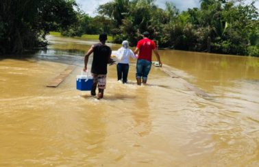 Equipes de saúde atravessam riacho para vacinar idosos contra Covid-19 em comunidade isolada no Piauí