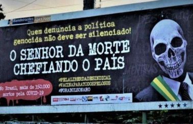 “Senhor da Morte”: outdoors contra Bolsonaro voltam às ruas do Recife