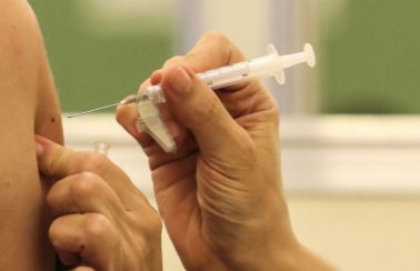 MPCE deflagra “Operação Egoísmo” para apurar conduta de suspeitos de furarem fila da vacinação