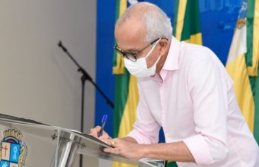 Prefeito de Aracaju sanciona lei para criação do Auxílio Municipal Emergencial e que trata da remissão de débitos do IPTU