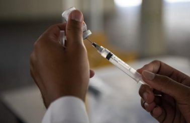 Pessoas com segunda dose da Coronavac atrasada serão vacinadas em casa em Campina Grande