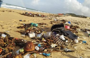 Polícia Federal abre investigação sobre origem de toneladas de lixo em praias do RN