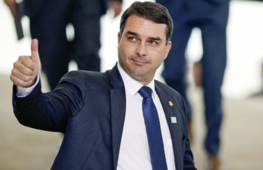 Crítico do isolamento, Flávio Bolsonaro reclama que CPI pode causar aglomerações