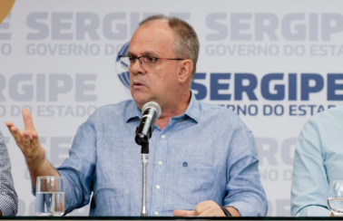Belivaldo Chagas anuncia intenção de antecipar vacinação de profissionais da Educação contra a Covid-19 em Sergipe