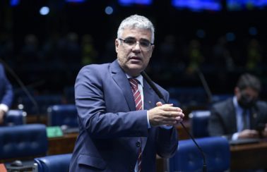 Senador governista pede informações sobre passeios de Bolsonaro e surpreende CPI da Covid