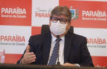 João Azevêdo diz que avanço na vacinação ‘diminuiu pressão nos hospitais’ da Paraíba mas pede que população siga os cuidados