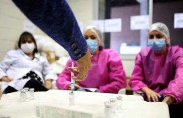 Vacinadores em Fortaleza recebem capacitação para aplicação da vacina da Pfizer