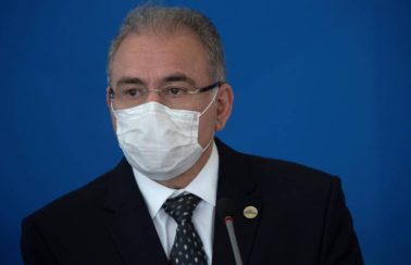 Após anunciar compra de 560 milhões de doses de vacinas, governo admite que contratou apenas a metade