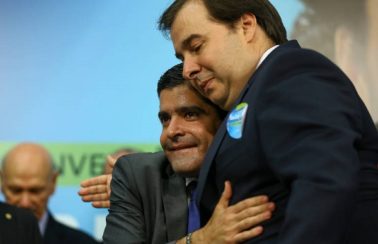 Insatisfeito, Rodrigo Maia se diz traído por ACM Neto: ‘Tudo feito nas minhas costas’