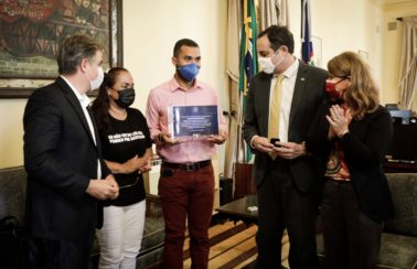 Ex-BBB Gilberto recebe homenagem de governador de Pernambuco por incentivo e destaque na educação
