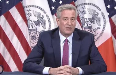 Prefeito diz querer vacinar turistas que visitarem Nova York e cita brasileiros