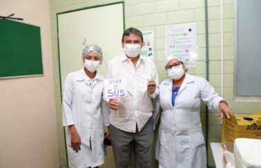 Governador do Piauí e presidente do Consórcio Nordeste, Wellington Dias toma a primeira dose da vacina contra a Covid