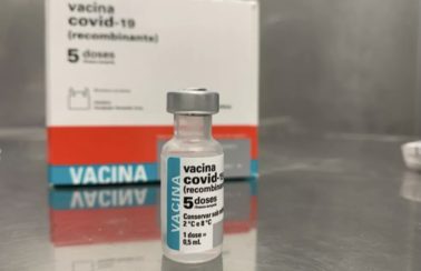 Vacina AstraZeneca: Fiocruz diz ter matéria-prima só até a semana que vem