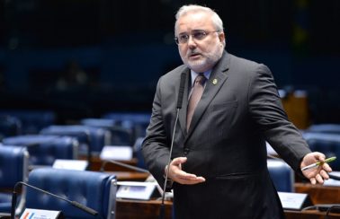 Após pressão de senadores, Ministério da Saúde promete vacina para professores em junho