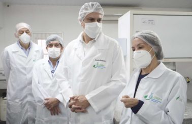 Camilo visita laboratório da Uece que desenvolve vacina cearense contra a Covid-19