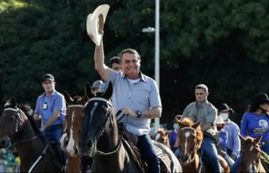‘Tem alguns idiotas que até hoje ficam em casa’, diz Bolsonaro sobre isolamento na pandemia