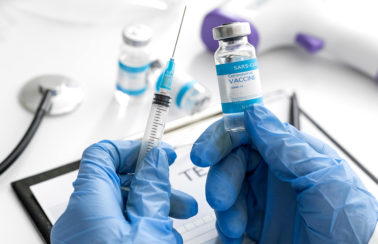 Receber vacina da Pfizer após dose da AstraZeneca é seguro e eficaz, diz estudo