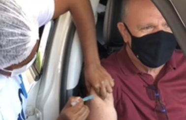 Governador de Sergipe recebe segunda dose de vacina contra a Covid-19 em Aracaju