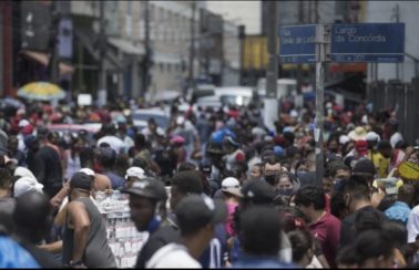 Com vacinação lenta e isolamento baixo, cientistas preveem terceira onda de Covid-19 no país