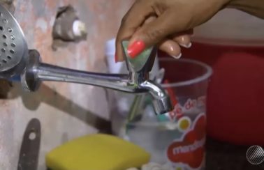 Bahia tem mais de 800 mil pessoas devendo na conta de água e 87 mil na conta de luz; saiba como negociar débito