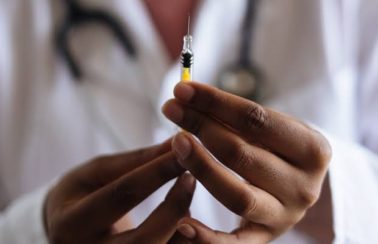 Médicos são denunciados por tomar terceira dose de vacina contra a Covid-19