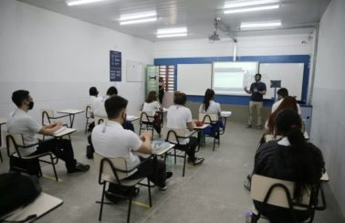 Justiça estabelece prazo para retorno das aulas do ensino médio no Ceará