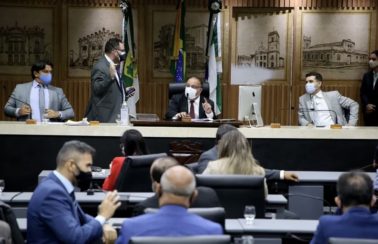 Projeto de lei aprovado prevê multa de até 10 salários mínimos para quem promover e participar de aglomerações em Natal