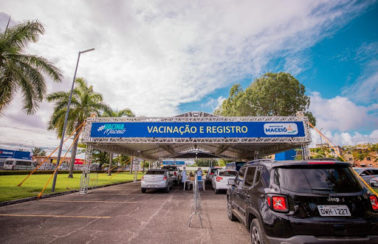 Maceió é a primeira capital do Brasil a vacinar todo o grupo prioritário