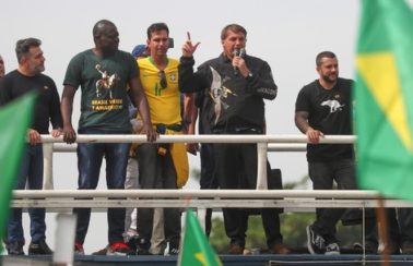 Renan chama ato de Bolsonaro no Rio de ‘molecagem’ e ‘procissão de louvor ao vírus’