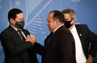 Pazuello entende que ‘cometeu um erro’, diz Mourão sobre ida do ex-ministro a ato com Bolsonaro