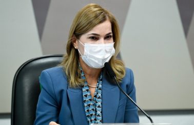 Mayra Pinheiro defende cloroquina e diz que ministério tem autonomia em relação à OMS