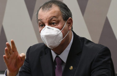 ‘Perca seu tempo em salvar vidas. Compre vacina, não compre cloroquina’, diz presidente da CPI a Bolsonaro
