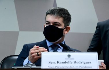 Randolfe apresenta requerimento para convocação de Bolsonaro na CPI