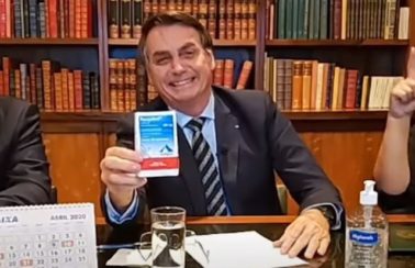 YouTube derruba 11 vídeos de Bolsonaro promovendo cloroquina