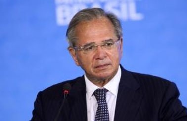 Governo renovará auxílio se vacinação contra Covid não evoluir como esperado, diz Guedes