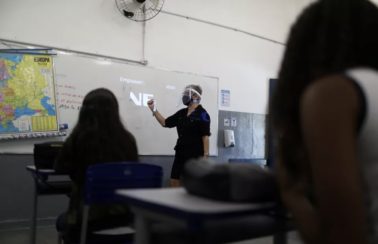 Ministério da Saúde define ordem de imunização de trabalhadores da Educação e libera vacinação de não prioritários