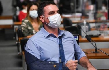 Flávio Bolsonaro pede convocação de Malafaia na CPI e ironiza nome da Covid